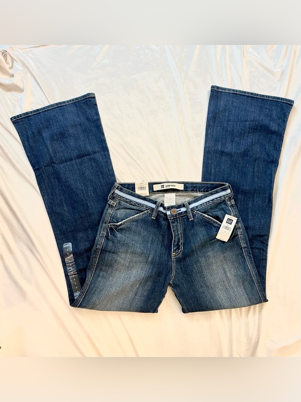 NWT Low waisted Y2K GAP Women’s Bootcut Jeans in Medium Blue Wash